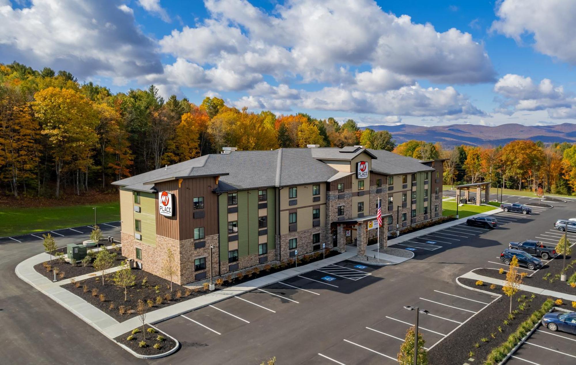 My Place Hotel-Randolph, Vt Bagian luar foto